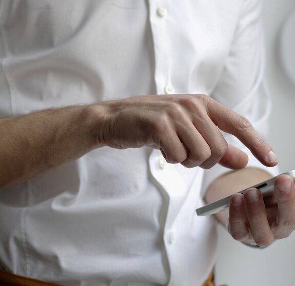 Mann mit Smartphone in der Hand