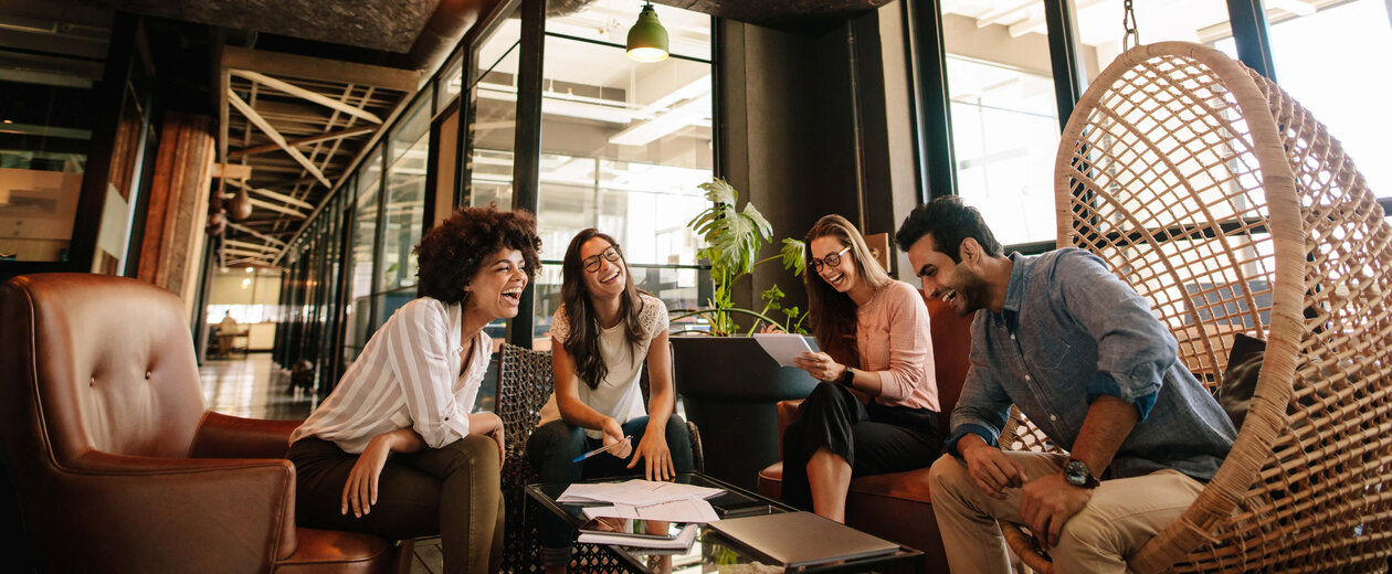 Ein Team arbeitet offline zusammen, indem sich die Mitglieder ungezwungen austauschen.