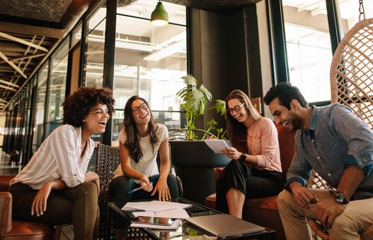 Ein Team arbeitet offline zusammen, indem sich die Mitglieder ungezwungen austauschen.