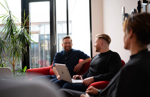 Mitarbeitende der novaCapta GmbH unterhalten sich im Büro am Standort Hannover