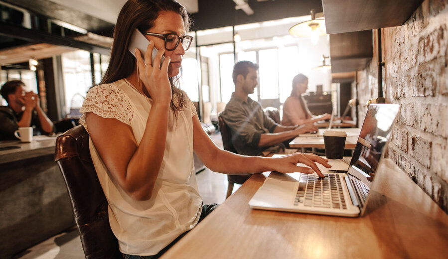 Eine Frau nimmt über Microsoft Teams per Mobiltelefon an einer Onlinebesprechung teil.