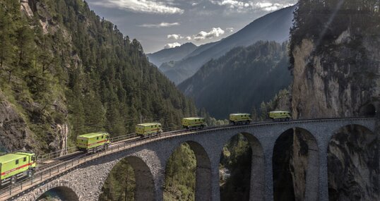 LKW fahren über Brücke in den Alpen