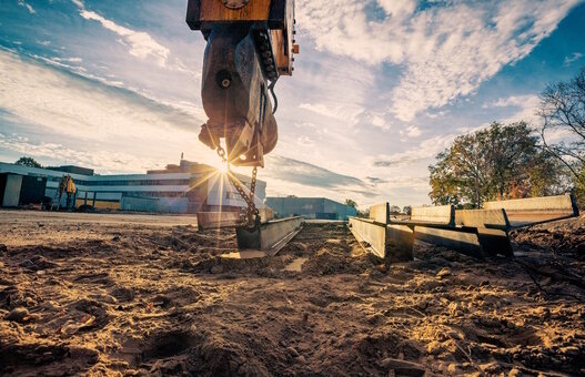 Bagger auf Baustelle bei Sonnenaufgang