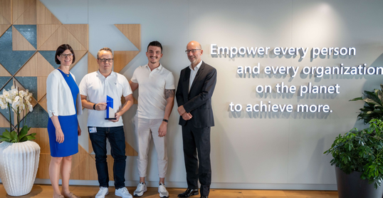 Mitarbeitende der novaCapta bei der Preisverleihung zum Schweizer Microsoft Partner of the Year mit Award 2022