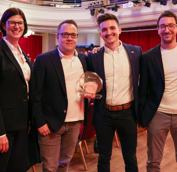 Mitarbeitende der novaCapta bei der Preisverleihung zum Schweizer Microsoft Partner of the Year mit Award 2021