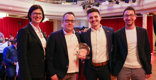 Mitarbeitende der novaCapta bei der Preisverleihung zum Schweizer Microsoft Partner of the Year mit Award 2021