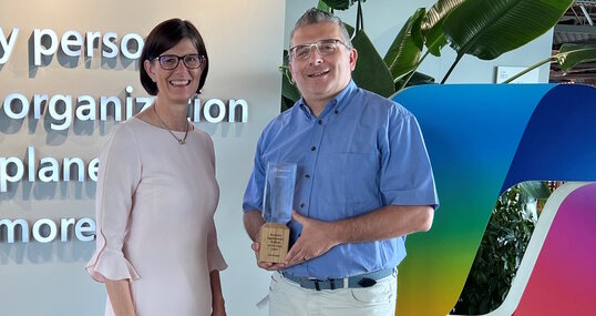 Gerardo Immordino, Geschäftsführer novaCapta Schweiz AG, nimmt den Microsoft Partner of the Year Award 2024 von Catrin Hinkel, CEO Microsoft Schweiz, entgegen.